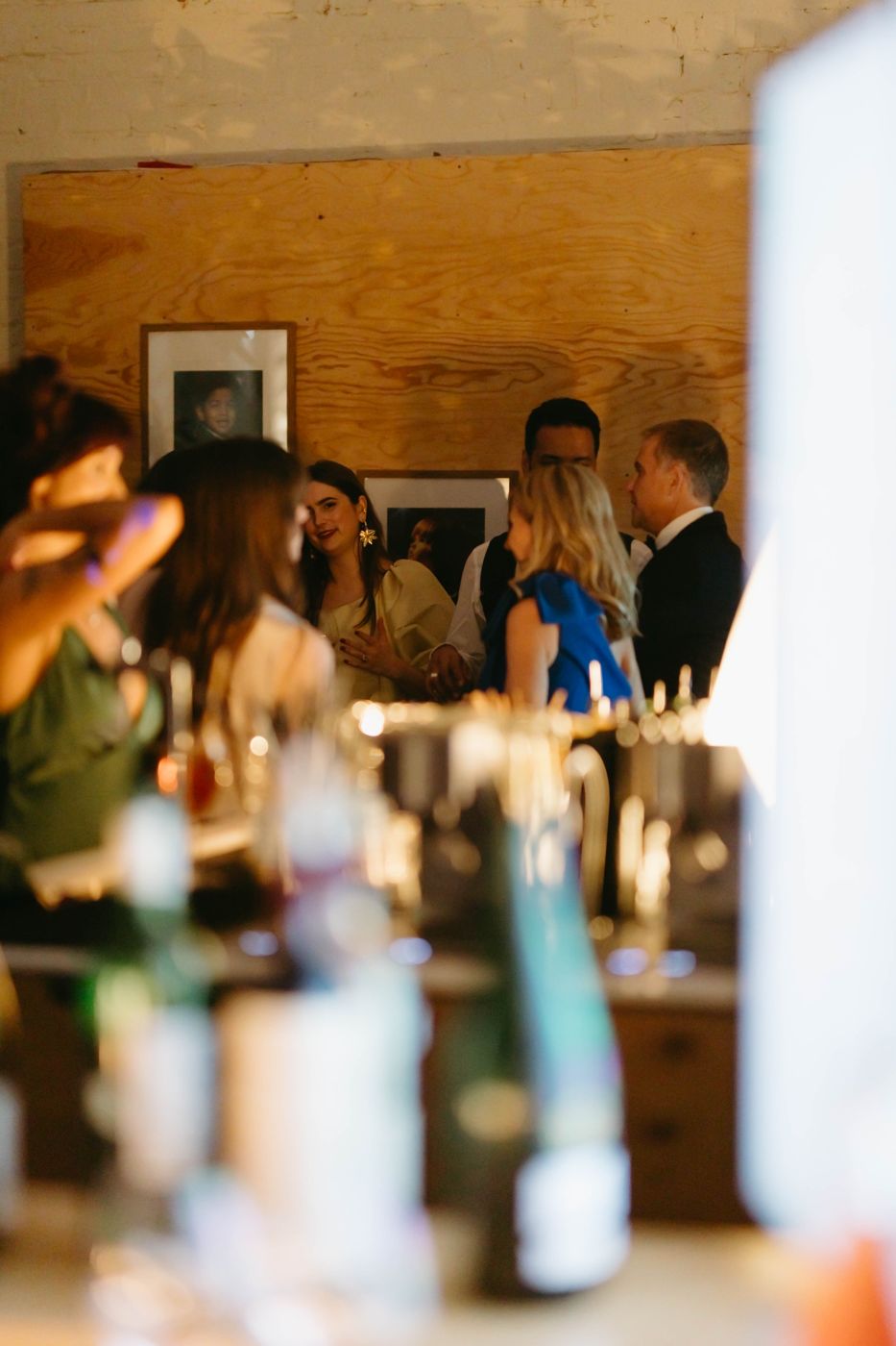 Le bar éclairé à la chandelle pendant un événement privé