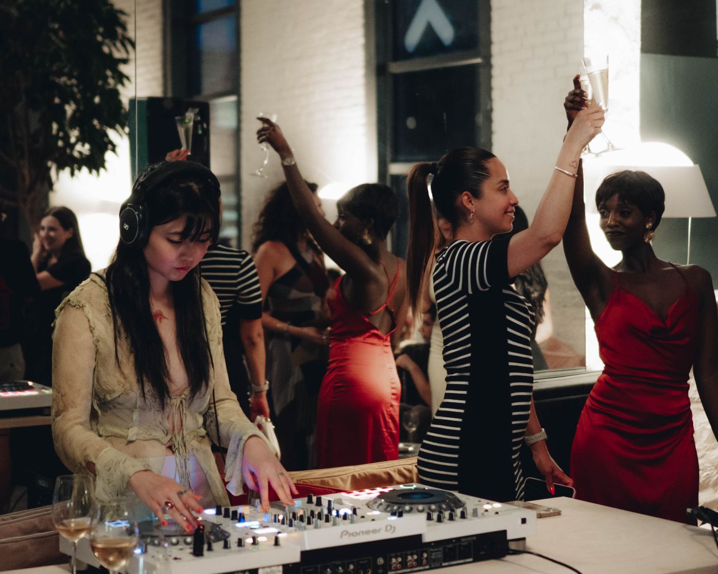 Des invités qui dansent près du DJ lors d'une fête chez Savsav