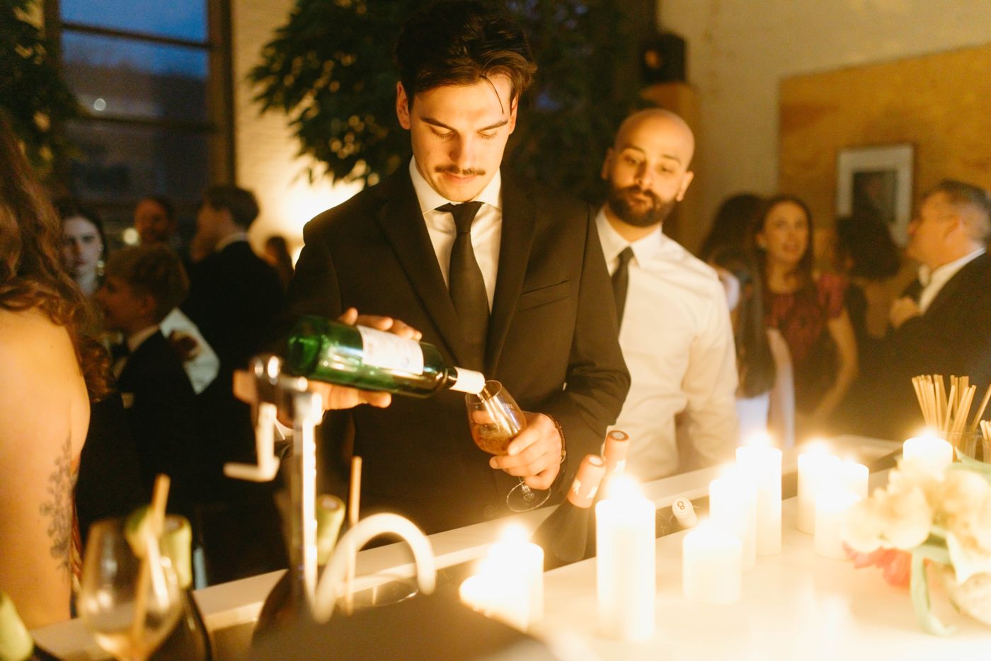 Un barman qui sert à boire lors d'un événement en soirée chez Savsav