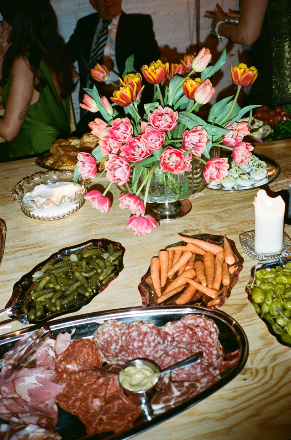 Une table à partager avec charcuterie, crudités et tulipes