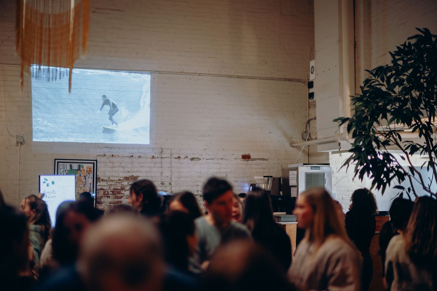 Une projection de film dans la salle de Savsav